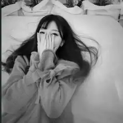 黑白高清女生头像黑色心情
