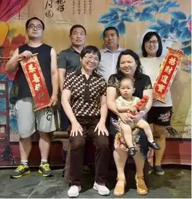 陪父母吃饭照全家福,2万人来这里过父亲节
