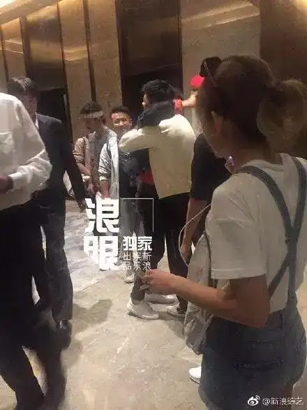 俞灏明知道张杰快做爸爸,激动得击掌拥抱,比张杰本人更兴奋
