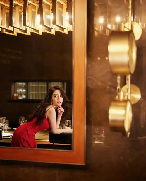 杨幂最新港风造型曝光,羊毛卷搭配红裙,堪称风情万种的代名词
