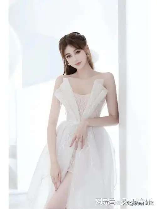 提前试好白婚纱,期待早一点成为你的艳丽新娘子
