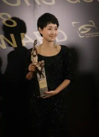 马伊琍又是短发,一身黑色镶钻连体装知性优雅,年龄越大越美
