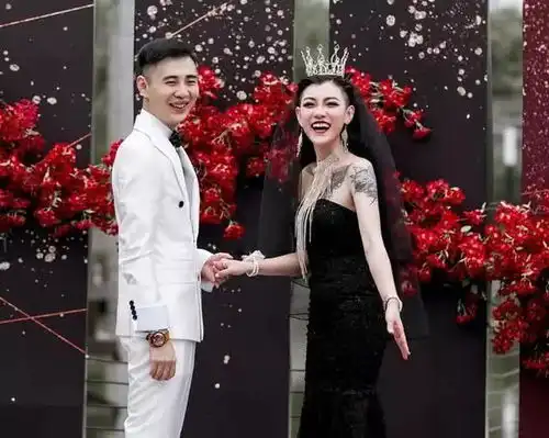 在抖音火起来的黑婚纱新娘,原来卸了妆也这么美
