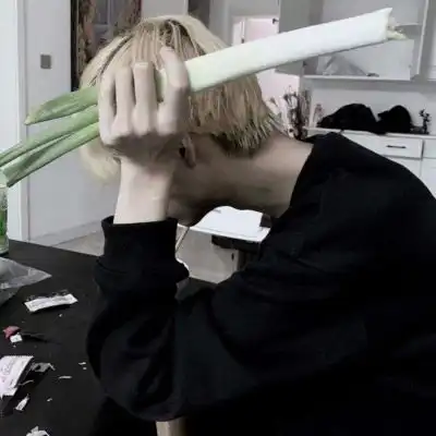 男生失落低头的头像合集男生低头伤感图片
