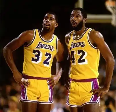 贾巴尔六夺总冠军,为何只拿到两个fmvp四个fmvp被他们拿走
