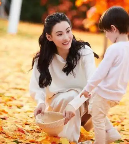 一身浅色长裙,皮肤白皙透彻,张柏芝依旧风情万种
