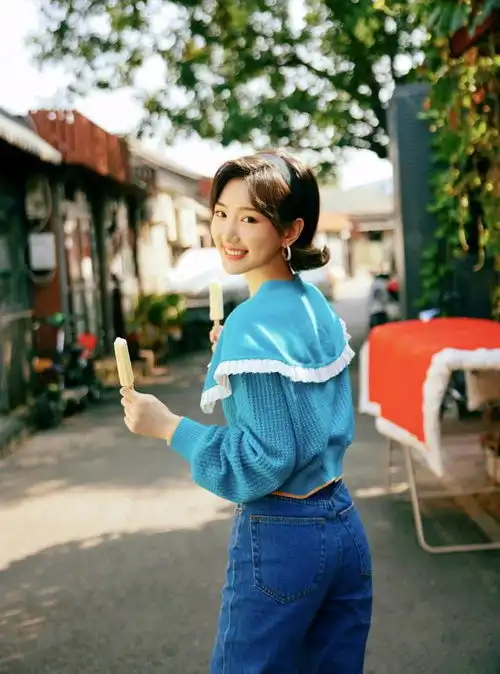 一起来看看乔三丽的港风穿搭,少女又气质,快学着穿起来
