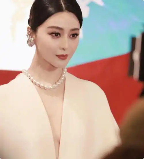 范冰冰的脸赵丽颖的腰蒋勤勤的胯,女性的性感并不是露胸露肉
