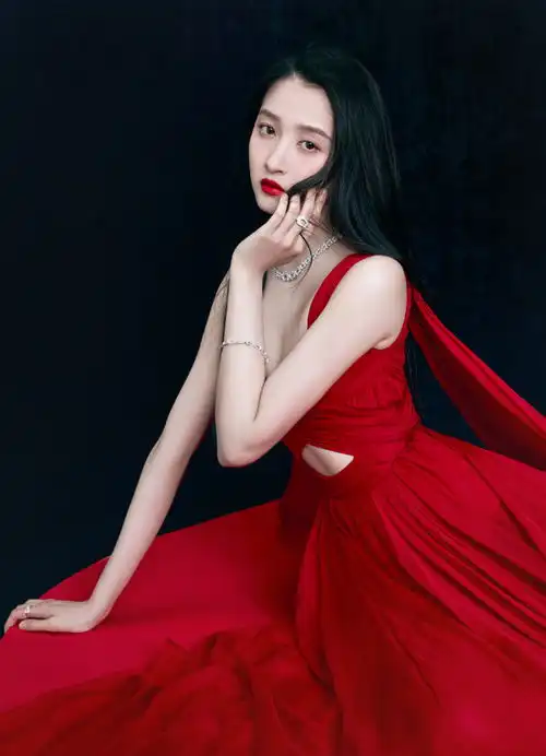 关晓彤真不是吃素滴穿明艳红裙喧宾夺主,颁奖嘉宾抢走主角风头

