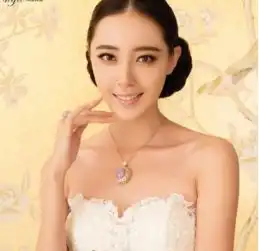 她对珠宝的喜爱都写在脸上,代言翡翠风情万种
