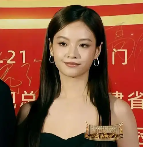 飞天奖女星怼脸拍刘浩存假惺惺,李庚希24像42,刘琳赢麻了
