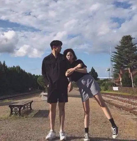 只喜欢不爱你的男生,经常会做这3个动作,还不如趁早放弃
