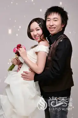 情侣穿婚纱拍写真
