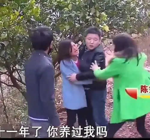 18岁叛逆少女怒扇爷爷耳光,父母彻底爆发了,一言不合就开打
