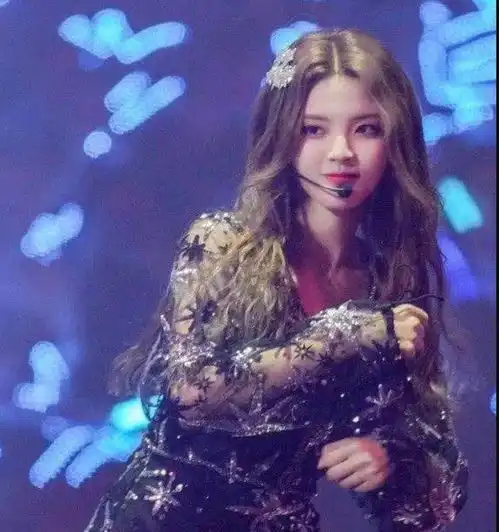 杨超越模仿梦露蹲,却忘记穿了20cm液体裤,绝了
