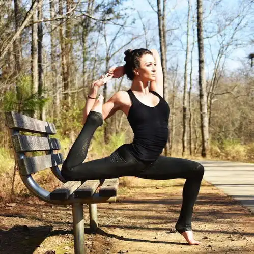 在最美的年华里,不要老太快,瑜伽帮你延缓衰老
