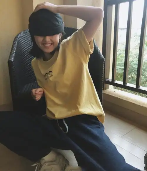 女大十八变,张子枫居家造型照镜头感十足,日系甜酷少女感满满
