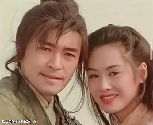紫霞仙子朱茵一点没变样,黑色流苏长裙身材窈窕,不输小姑娘
