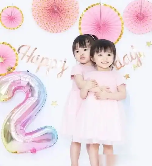 熊黛林为双胞胎拍照庆祝她女儿的生日,她很可爱,就像两个小天使
