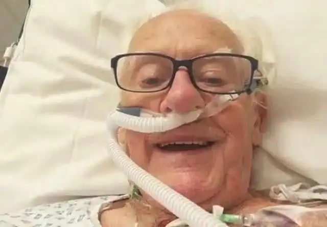 英阿伯79岁时恋上24岁男模,去世后小奶狗悲伤哭了2天,继承百万遗产
