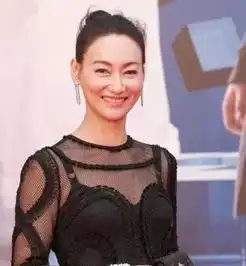 她3岁坐牢,12岁当舞女,57岁时被任达华踢成重伤,直今单身
