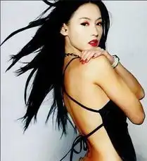 女星肚兜装风情万种秀性感
