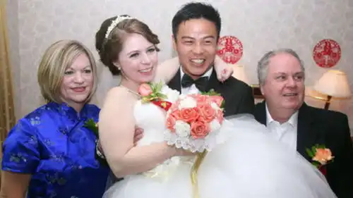 乌克兰女孩嫁到中国,3年后带孩子回娘家,为啥家人差点认不出她

