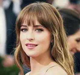 大脸女孩这样剪刘海,太显脸小了吧
