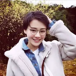 剪短头发,马思纯的造型更加百变了
