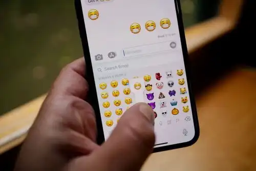 苹果悄然调整带口罩的脸emoji使其更具亲和力
