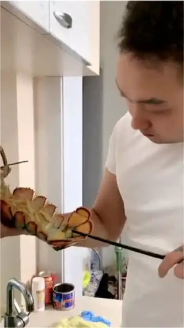 困扰我许久的疑问,龙虾都是这么排尿的吗强迫症表示很难受
