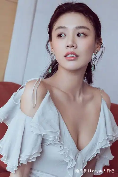 马思纯身材一直保持的很完美,穿吊带长裙的她,实力展现迷人凹凸
