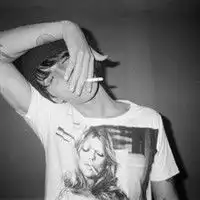 霸气抽烟男qq头像抽大麻吐烟圈
