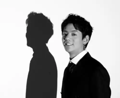 丁真成撕漫男代表,看他被曝光的活动生图,比顶流男星还帅
