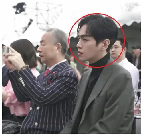 张若昀线下生图,灰色西装帅气逼人,有没有减肥成功一望便知
