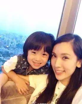 招人嫉妒的明星全家福林志颖老婆陈若仪靓丽出镜
