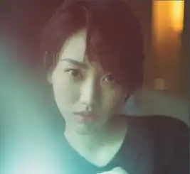 48岁的闫妮比21岁的女儿都好看,这保养真是厉害了,一点都看不出
