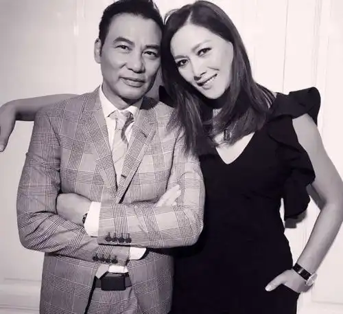 任达华从风月演员拼成影帝,娶小12岁超模,25年零绯闻
