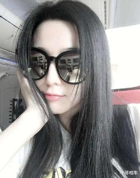 老婆出差坐老板的车,这墨镜有点不太对劲啊......
