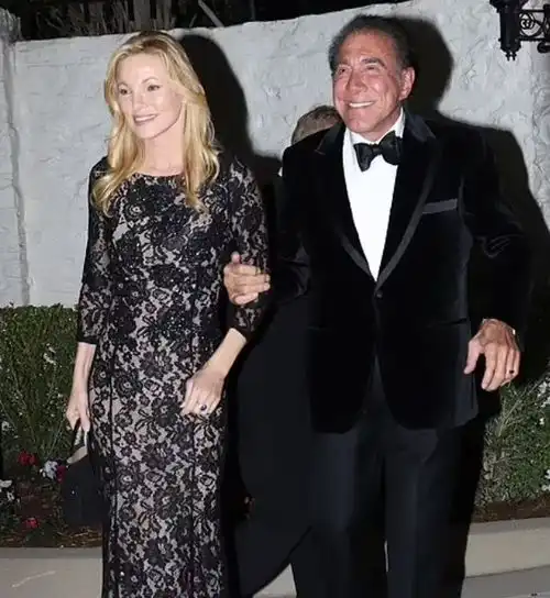 名媛帕里斯希尔顿大婚,数十位明星现身,家人造型超随意
