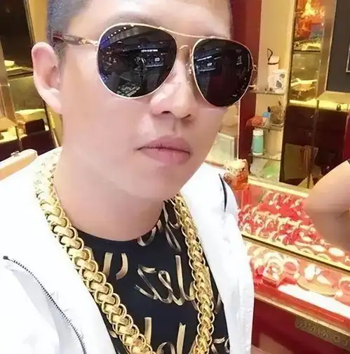 网红二驴为博流量毫无下限,账号被永久封禁,央媒怒斥其咎由自取
