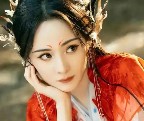 天生狐狸眼的4位女明星,风情万种,个个都是绝色美女
