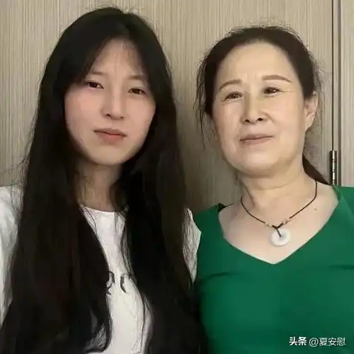 当看到姜萍妈妈那双手的时候,我瞬间就明白了姜萍上中专的无奈
