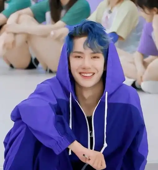 当男星染上蓝发,鹿晗高冷,王一博浪漫,看到杨洋是心动的感觉
