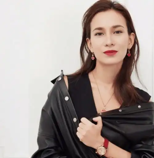 卢靖姗身穿白色的背心,下身穿着黑色的紧身裤,显得腿很长
