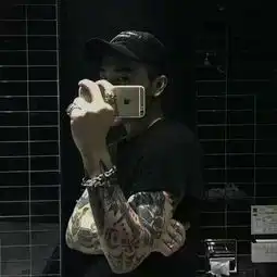 qq头像霸气范纹身男社会人不如与我一起做个坏人
