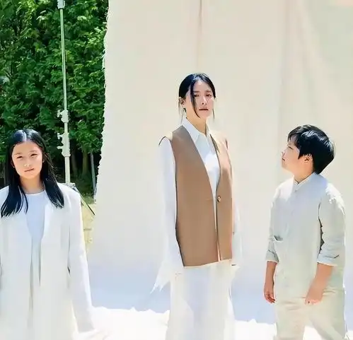 韩国女人真会保养,李英爱携儿女拍写真,50岁皮肤水嫩白皙好优雅
