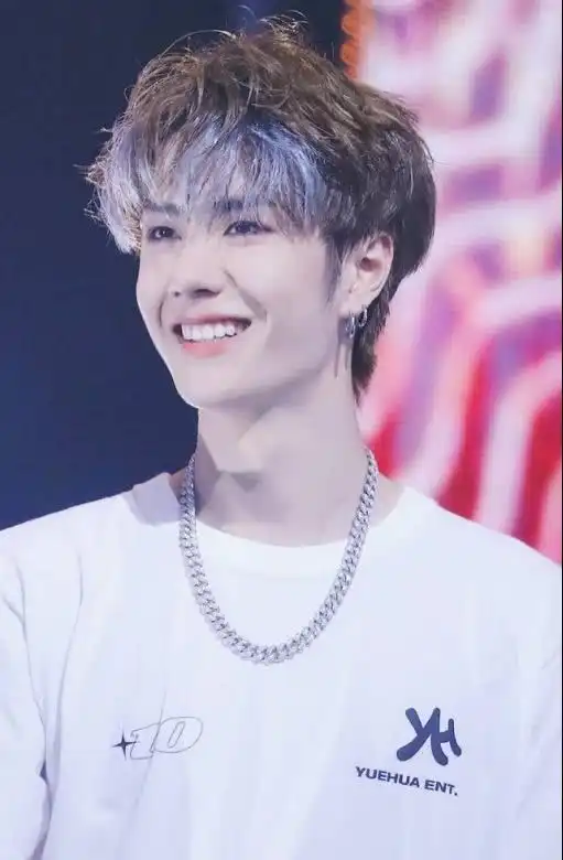 耿直男孩王一博,不仅性格直爽,穿衣更是直爽
