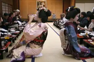为客人斟酒日本艺伎风情万种的生活生活频道
