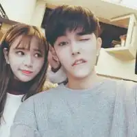 情侣头像小孩亲吻别爱的太满,也别睡的太晚
